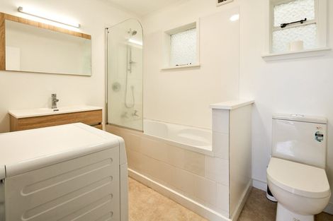 Photo of property in 8a Nikau Road, Point Howard, Lower Hutt, 5013