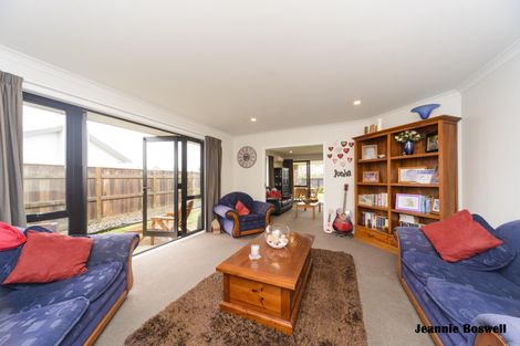 Photo of property in 35 Chestnut Close, Kelvin Grove, Palmerston North, 4414