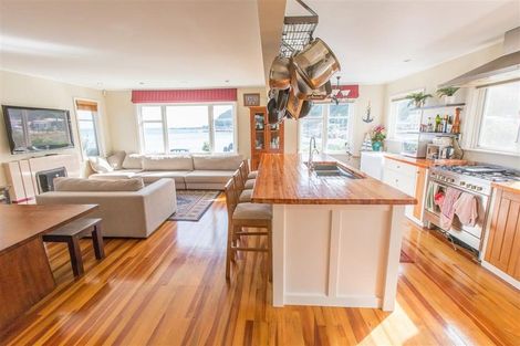 Photo of property in 85 Breaker Bay Road, Breaker Bay, Wellington, 6022