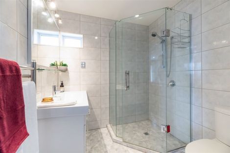 Photo of property in 92 Lake Panorama Drive, Henderson Valley, Auckland, 0612