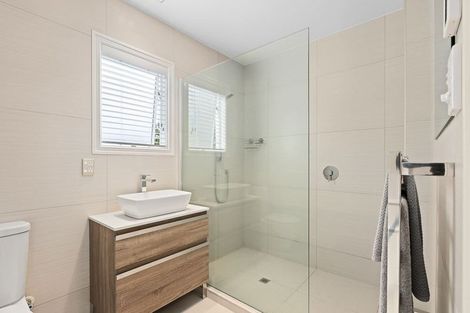 Photo of property in 1/4 Holt Avenue, Torbay, Auckland, 0630