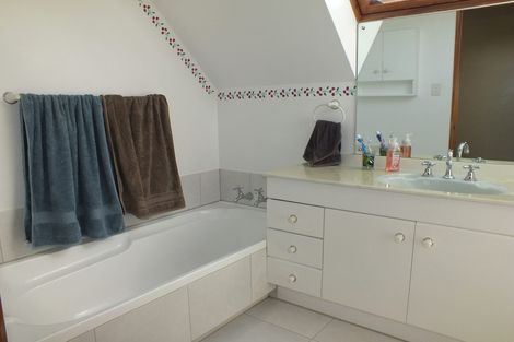 Photo of property in 11 Brockhall Lane, Avonhead, Christchurch, 8042