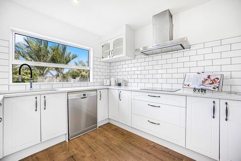 Photo of property in 28 Shah Place, Glen Eden, Auckland, 0602