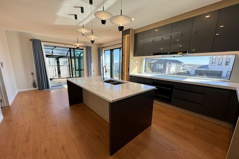 Photo of property in 37 Michael Bosher Way, Flat Bush, Auckland, 2019