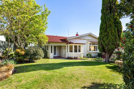 Photo of property in 2 Roslyn Road, Bluff Hill, Napier, 4110