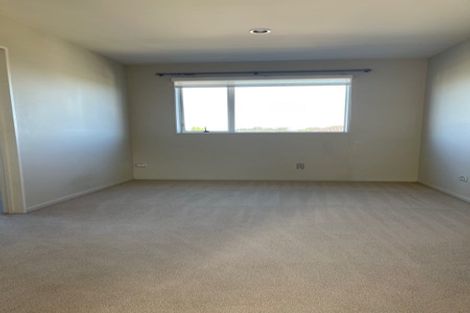 Photo of property in 18 Mulroy Place, Pinehill, Auckland, 0632