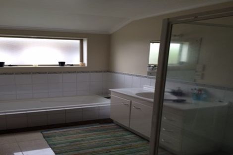 Photo of property in 1a Thomas Rea Place, Te Atatu South, Auckland, 0610