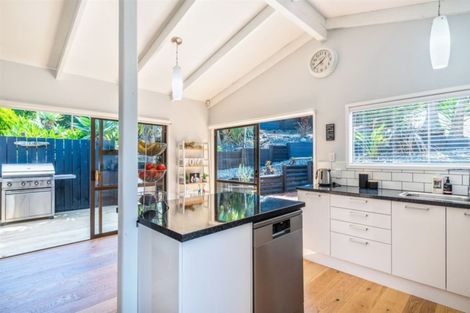 Photo of property in 1/5 Phillipa Place, Browns Bay, Auckland, 0630