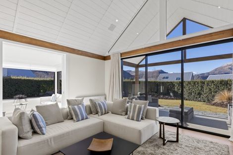 Photo of property in 2 Taramea Lane, Arrowtown, 9371