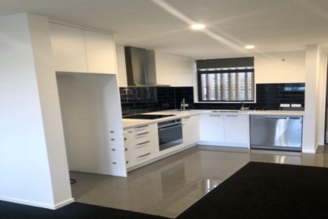 Photo of property in 4/15 Chivalry Road, Glenfield, Auckland, 0629