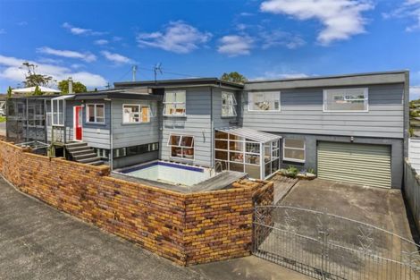 Photo of property in 3 Hillary Heights Avenue, Glendene, Auckland, 0602