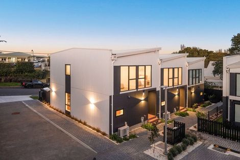 Photo of property in 1/18 Handley Avenue, Narrow Neck, Auckland, 0624