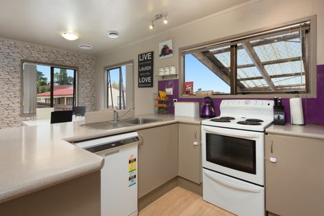 Photo of property in 13 Pokapu Place, Bethlehem, Tauranga, 3110