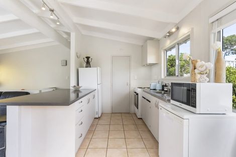 Photo of property in 2/29 Sealy Road, Torbay, Auckland, 0630