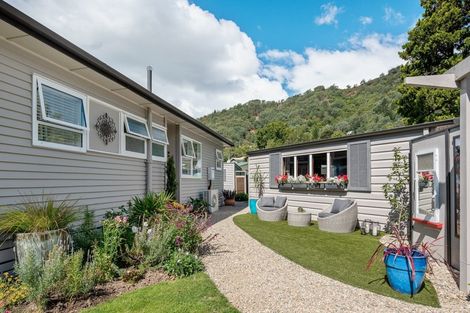 Photo of property in 48 Wairau Road, Picton, 7220