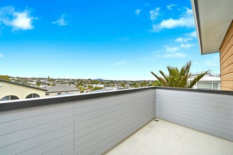 Photo of property in 2/121 Forrest Hill Road, Forrest Hill, Auckland, 0620