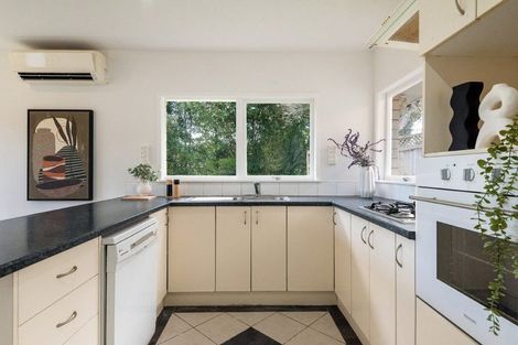 Photo of property in 2/5 Battle Place, Glenfield, Auckland, 0629