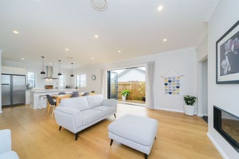 Photo of property in 114 Johnstone Drive, Fitzherbert, Palmerston North, 4410