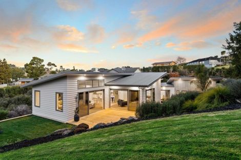 Photo of property in 10 Gavinike Place, Waimauku, 0812