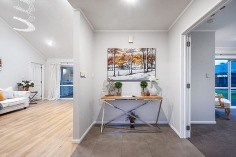 Photo of property in 2 Amadeus Place, Northpark, Auckland, 2013