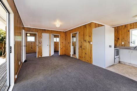 Photo of property in 2/4 Ashbourne Place, Glendene, Auckland, 0602