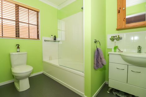 Photo of property in 16 La Lena Grove, Fitzherbert, Palmerston North, 4410