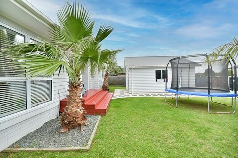 Photo of property in 16 Aitkenhead Court, Parakai, 0830