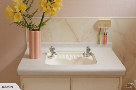 Photo of property in 15 Huia Road, Point Chevalier, Auckland, 1022