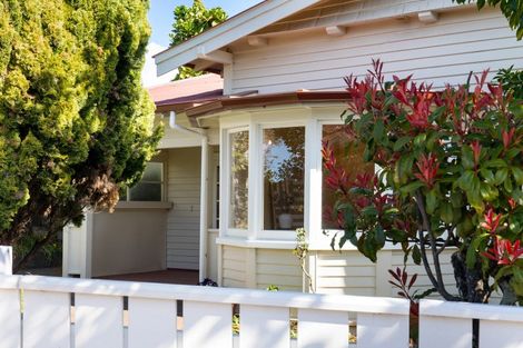 Photo of property in 2 Roslyn Road, Bluff Hill, Napier, 4110