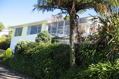 Photo of property in 16 Stella Grove, Newlands, Wellington, 6037