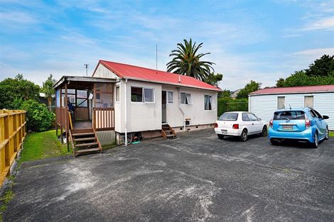 Photo of property in 13 Vodanovich Road, Te Atatu South, Auckland, 0610