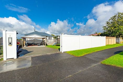 Photo of property in 184 Waimumu Road, Massey, Auckland, 0614