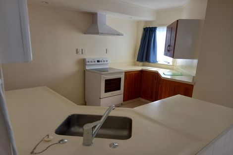 Photo of property in 2/15 Apu Crescent, Lyall Bay, Wellington, 6022