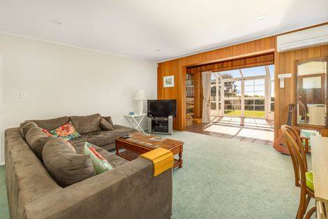 Photo of property in 8 Ara Kuaka, Waikanae Beach, Waikanae, 5036