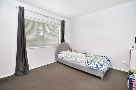 Photo of property in 16 Aitkenhead Court, Parakai, 0830