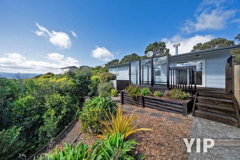 Photo of property in 4 Fernhaven Grove, Newlands, Wellington, 6037