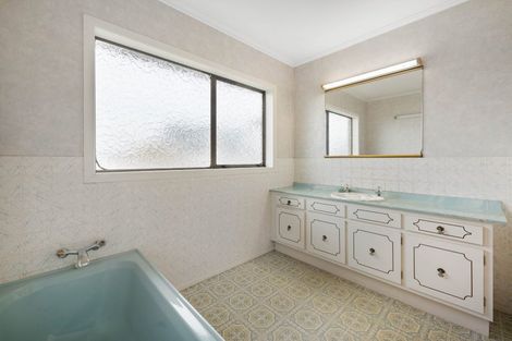 Photo of property in 44 Bradbury Road, Botany Downs, Auckland, 2010