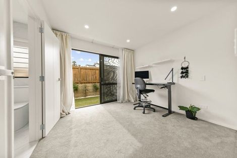 Photo of property in 7/27 Carole Crescent, Pakuranga, Auckland, 2010