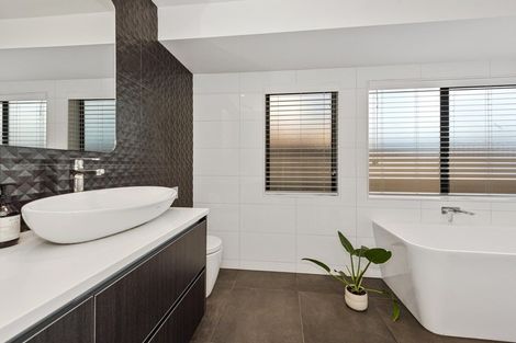 Photo of property in 8 Waiwherowhero Drive, St Andrews, Hamilton, 3200