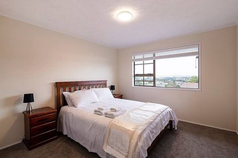 Photo of property in 33 James Evans Drive, Northcote, Auckland, 0627