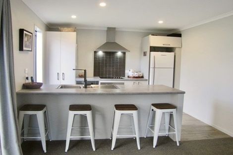 Photo of property in 16 Bridle Way, Omokoroa, 3114