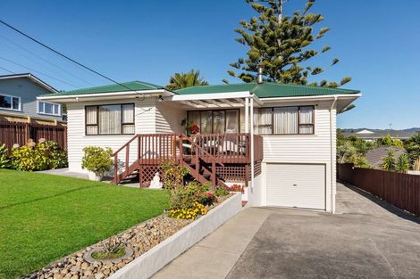 Photo of property in 1/81 Awaroa Road, Sunnyvale, Auckland, 0612