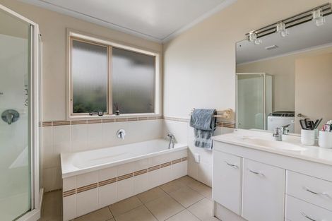 Photo of property in 17 Aitkenhead Court, Parakai, 0830