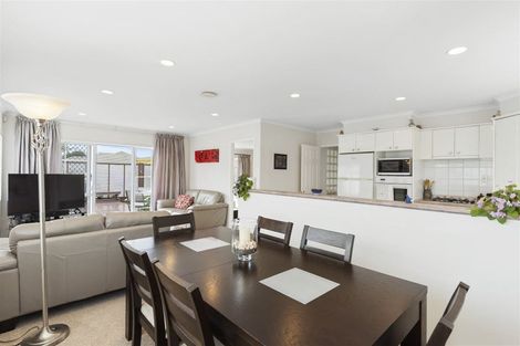 Photo of property in 6 Corta Bella Place, Golflands, Auckland, 2013