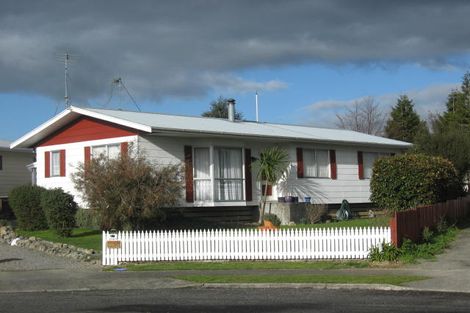 Photo of property in 19 Baillie Crescent, Carterton, 5713
