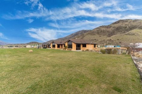 Photo of property in 10 Hardacre Place, Omarama, 9412