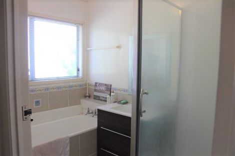 Photo of property in 10 Lynley Place, Pakuranga Heights, Auckland, 2010