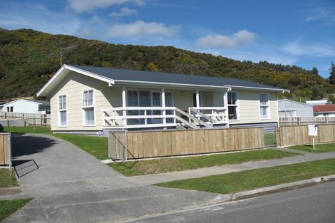 Photo of property in 3 Bunratty Grove, Wainuiomata, Lower Hutt, 5014