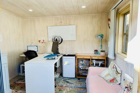 Photo of property in 8 Pendrell Road, Piha, New Lynn, 0772