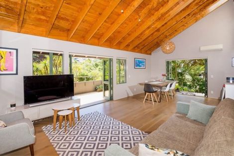 Photo of property in 6 Tree Fern Trail, Campbells Bay, Auckland, 0630